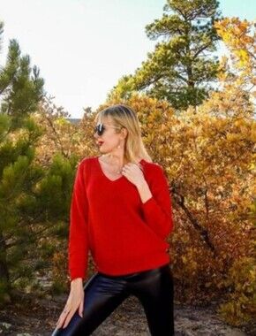 Kathy LEE red Sweater  V Neck Lught Weigjt Large